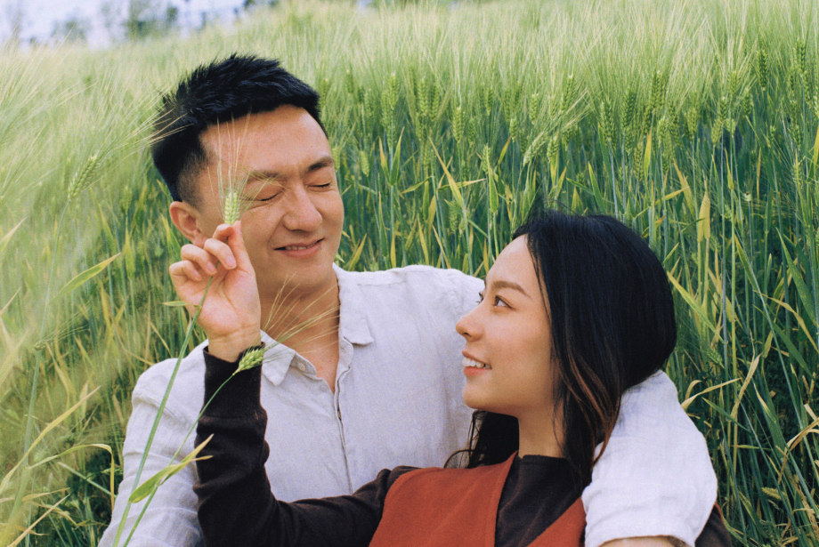 tạo dáng chụp ảnh cho cặp đôi